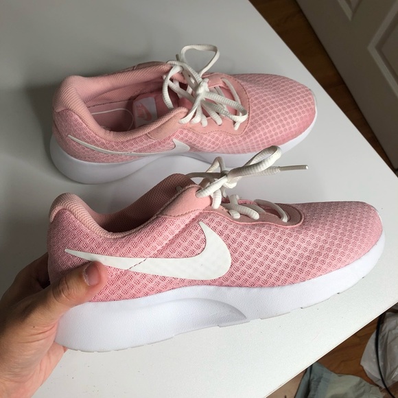 nike women's tanjun casual sneakers